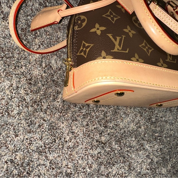 Louis Vuitton Alma BB - Picture 9 of 17